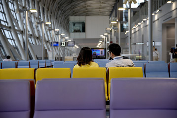 Jak znaleźć odpowiedni parking przy lotnisku, na jakim się pozostawi samochód