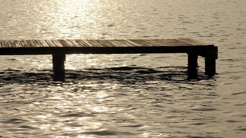 Wybór pływającego pomostu – na jakie rzeczy warto zwrócić uwagę