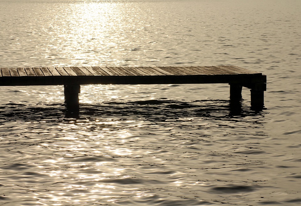 Wybór pływającego pomostu – na jakie rzeczy warto zwrócić uwagę